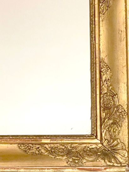 Miroir en bois doré à décor en relief de...