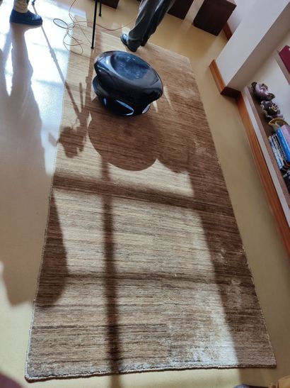 Réunion de quatre tapis en laine et soie...