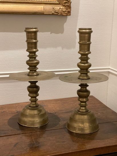 Paire de grands bougeoirs en bronze, base...