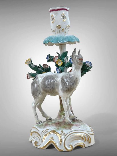 Dans le goût de MEISSEN.
Paire de flambeaux...