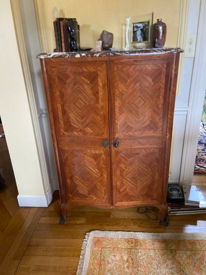 Petite armoire en placage à décor de frisage,...