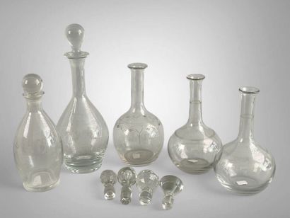 Réunion de cinq carafes en verre ou cristal,...