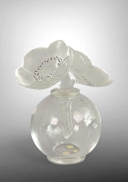 LALIQUE FRANCE.
Flacon de forme boule en...
