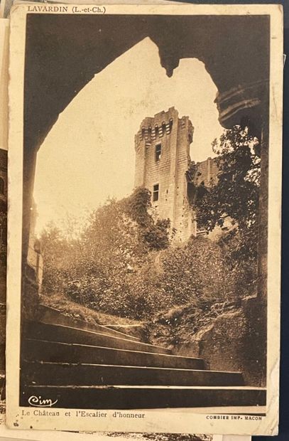 Environ cent-quatre-vingt dix cartes postales,...