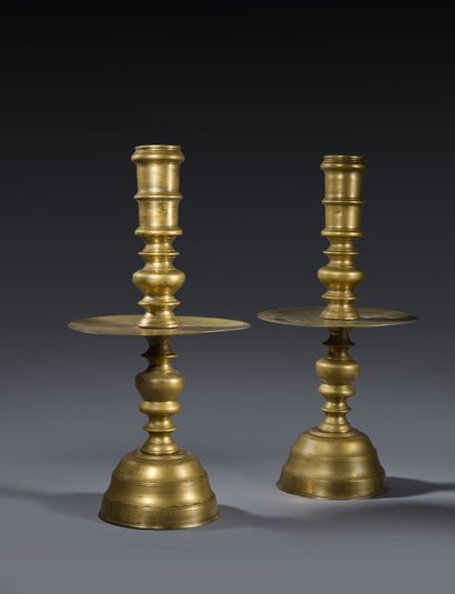Paire de grands bougeoirs en bronze, base...