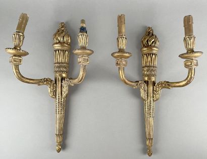 Paire d'appliques aux brandons en bois sculpté...