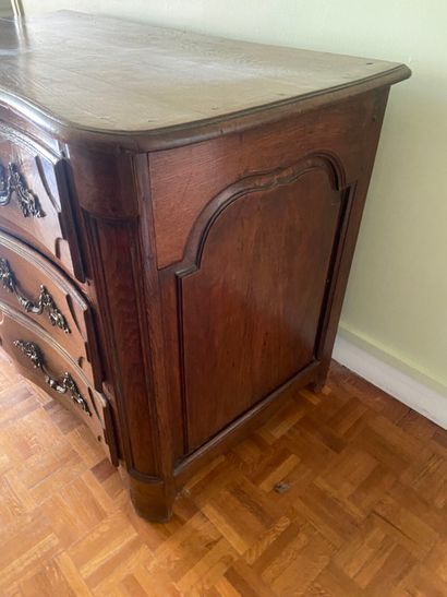Commode à façade galbée et montants arrondis,...