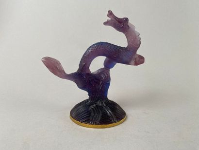 DAUM FRANCE.
Dragon sur piédouche en pâte...
