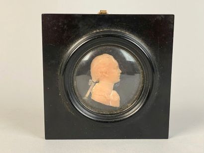 École du XIXe siècle.
Portrait de jeune homme...