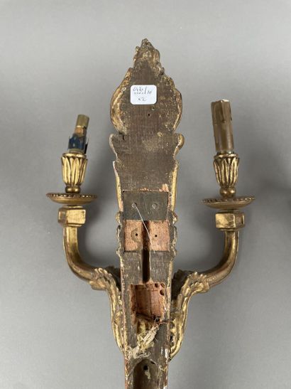 Paire d'appliques aux brandons en bois sculpté...