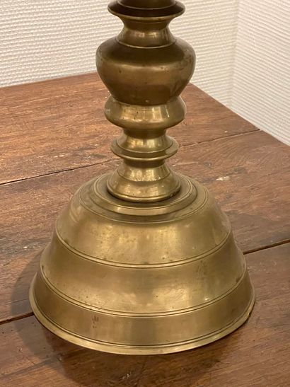Paire de grands bougeoirs en bronze, base...