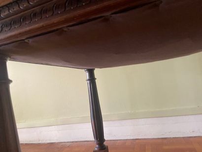 Tabouret en bois naturel, les pieds réunis...