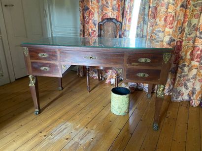 Bureau en placage, ouvrant par cinq tiroirs,...