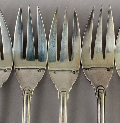 Lot de couverts en argent comprenant : 
-...
