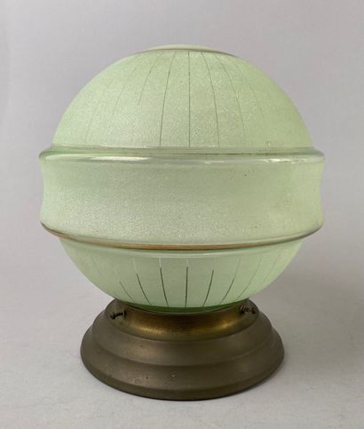 Lampe en laiton à globe en verre dépoli.
Style...
