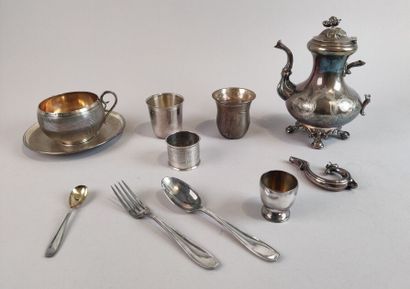 Ensemble en argent comprenant :
- Une tasse...