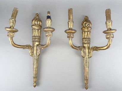 Paire d'appliques aux brandons en bois sculpté...
