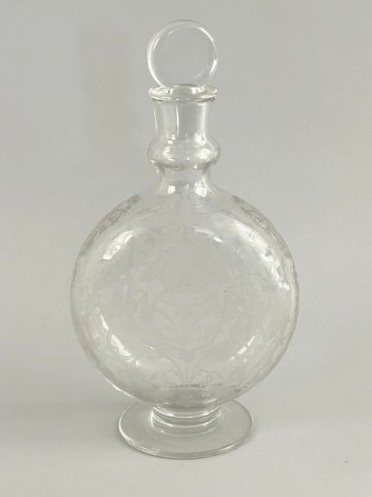 BACCARAT.
Carafe couverte en cristal à décor,...
