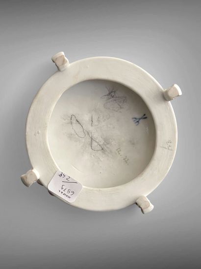 La leçon.
Groupe en porcelaine polychrome...