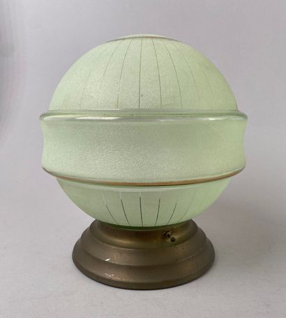 Lampe en laiton à globe en verre dépoli.
Style...