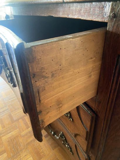 Commode à façade galbée et montants arrondis,...