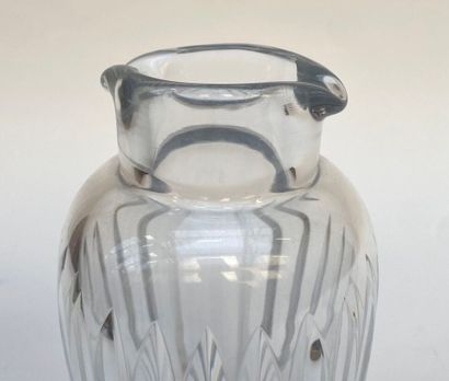 BACCARAT. 
Carafe en cristal taillé à deux...