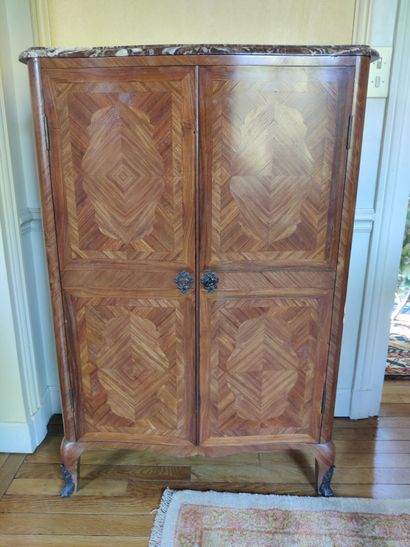 Petite armoire en placage à décor de frisage,...