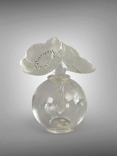LALIQUE FRANCE.
Flacon de forme boule en...
