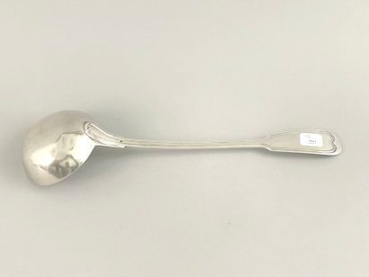 Louche en argent, modèle à filets. 
Poinçon...