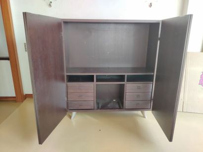 Cabinet en bois à deux portes et six tiroirs...
