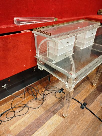COMATEC.
Bureau à cylindre en plexiglas,...