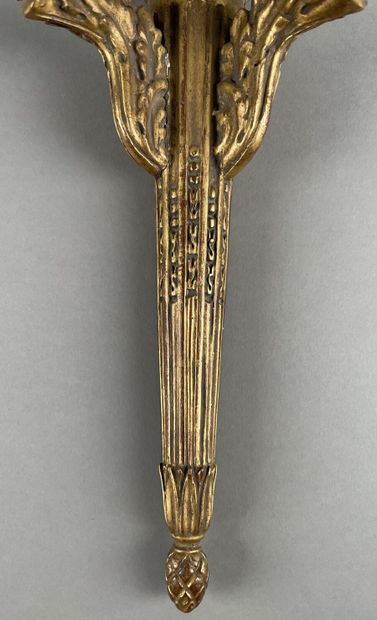 Paire d'appliques aux brandons en bois sculpté...