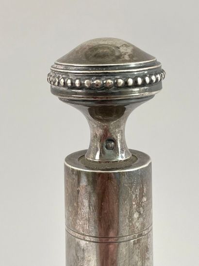 Réunion de trois carafes couvertes en verre,...