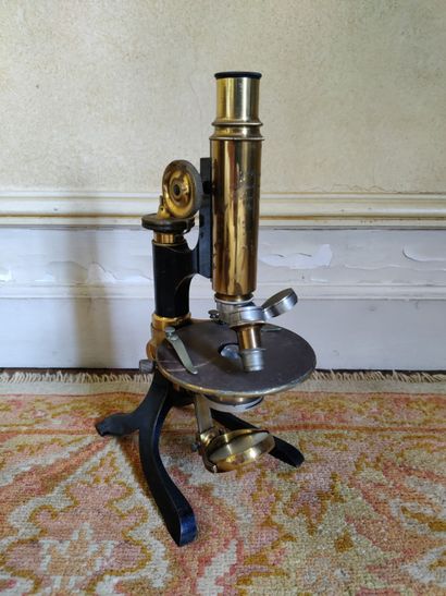 Microscope en laiton et métal laqué noir.
Boîte...