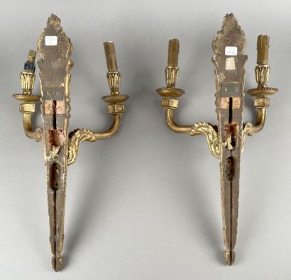 Paire d'appliques aux brandons en bois sculpté...