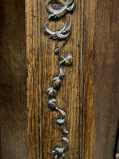 Paire de pilastres en chêne sculpté en bas-relief...