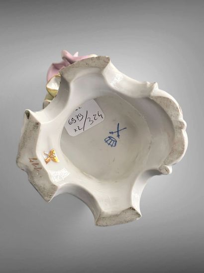 Lot comprenant deux sujets en porcelaine...