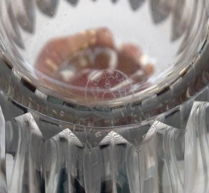 BACCARAT. 
Carafe en cristal taillé à deux...