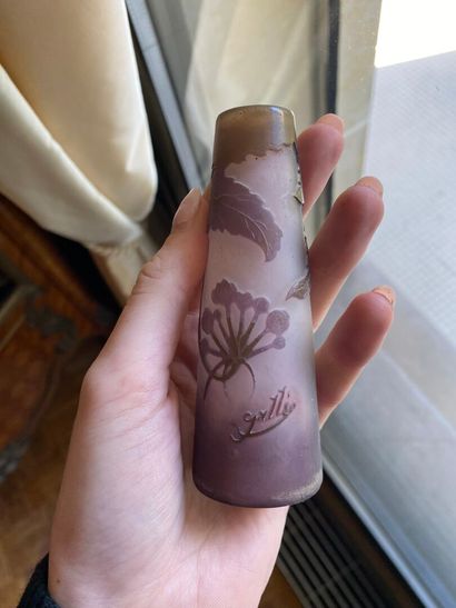 TRAVAIL FRANÇAIS.
Petit vase conique en verre...
