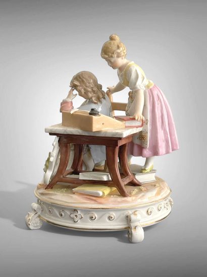 La leçon.
Groupe en porcelaine polychrome...