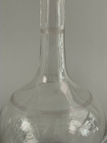 Réunion de cinq carafes en verre ou cristal,...
