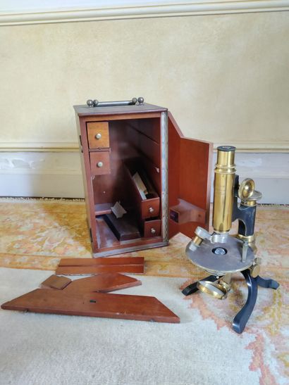 Microscope en laiton et métal laqué noir.
Boîte...
