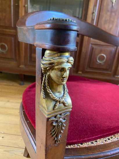 Bureau en placage, ouvrant par cinq tiroirs,...