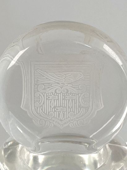 BACCARAT.
Carafe couverte en cristal à décor,...