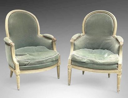 Paire de bergères en bois laqué blanc, la...