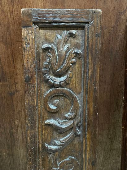 Paire de pilastres en chêne sculpté en bas-relief...