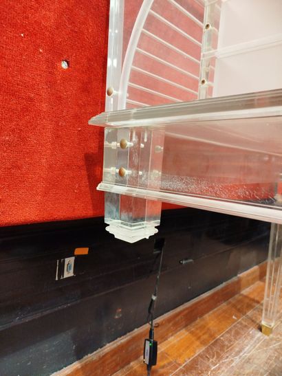 COMATEC.
Bureau à cylindre en plexiglas,...