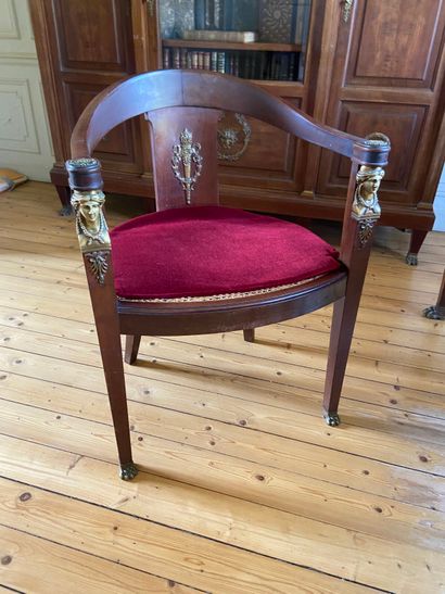 Bureau en placage, ouvrant par cinq tiroirs,...