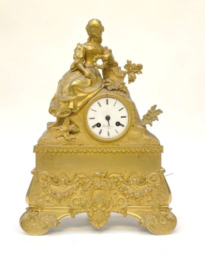 Pendule en régule doré à décor d'une femme...