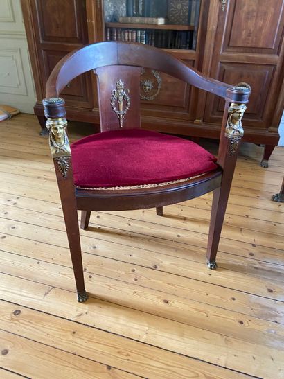 Bureau en placage, ouvrant par cinq tiroirs,...